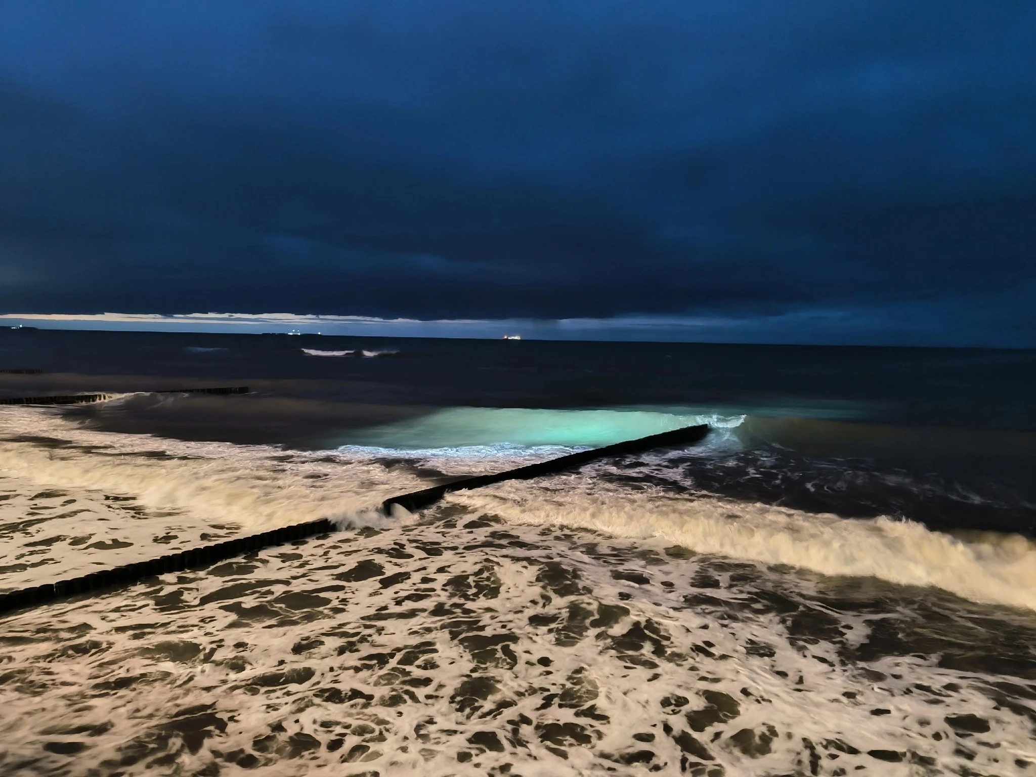 Балтийское море ночью